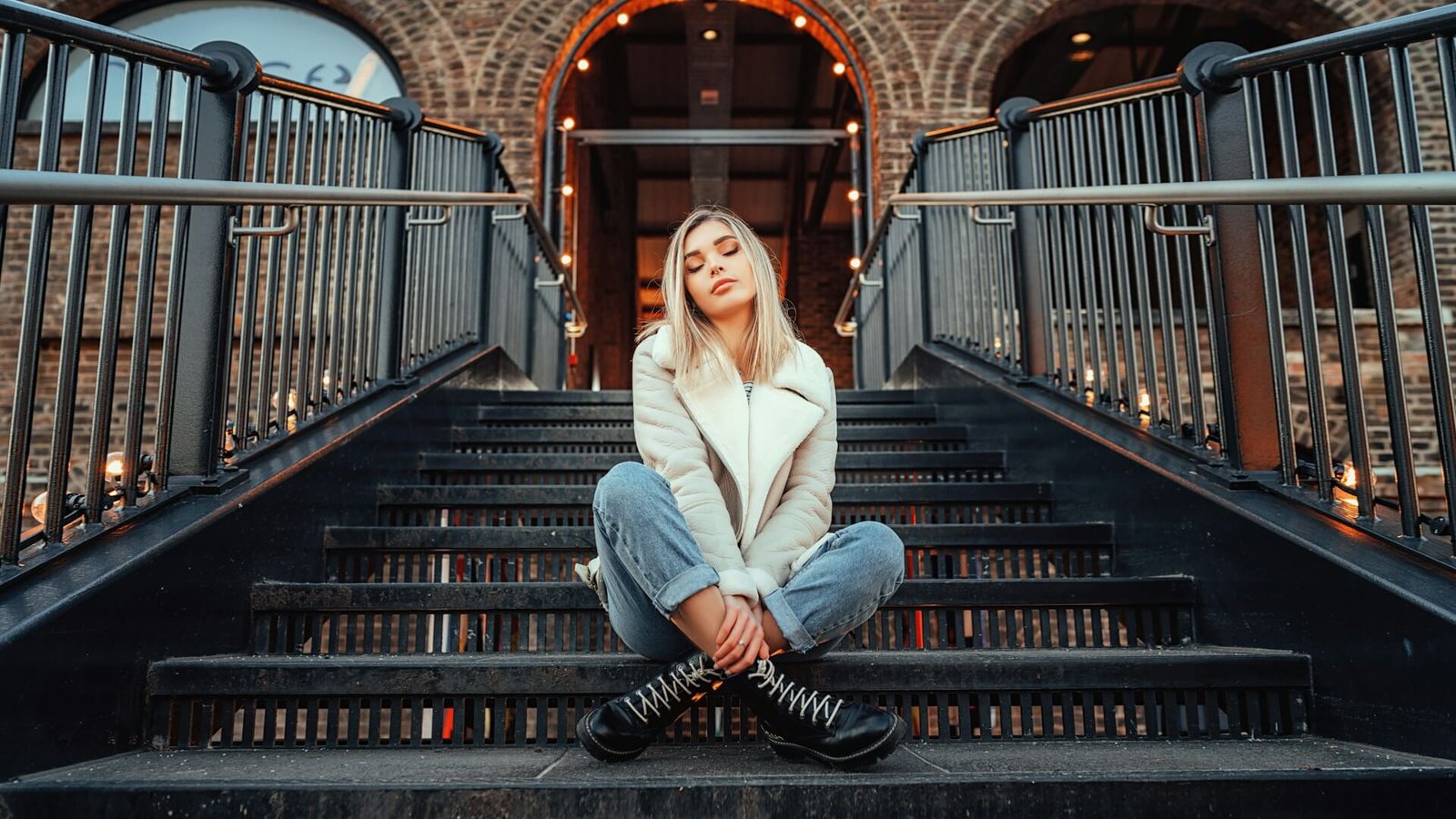 Grace in Every Frame: Aneesa’s Exquisite Fashion Photography Chronicles the Essence of Elegance and Style